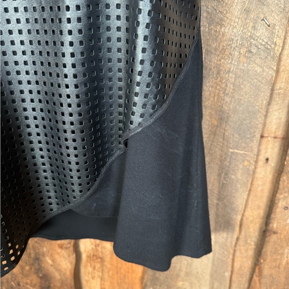 Sachin + Babi Black Faux Perferated faux Leather Sleeveless Top - Size XSmall - Picture 3 of 9